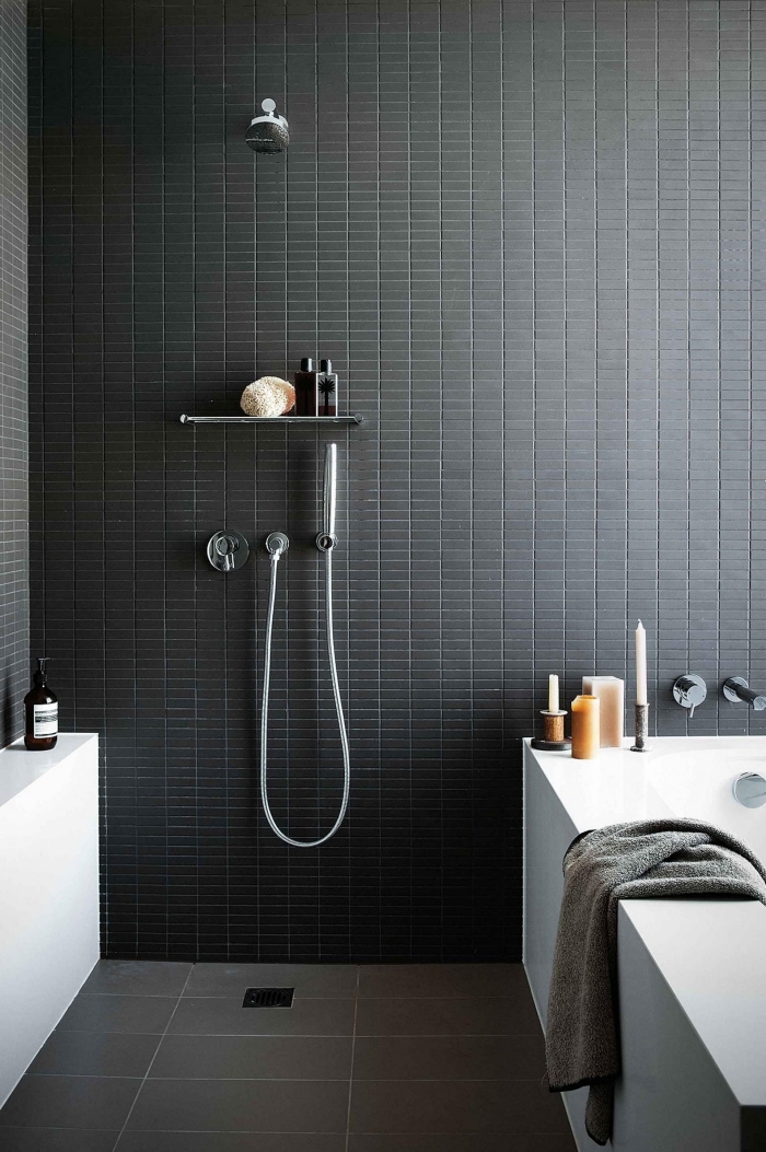couleur salle de bain moderne aux murs gris anthracite, baignoire autonome blanche décorée avec bougies aromatiques