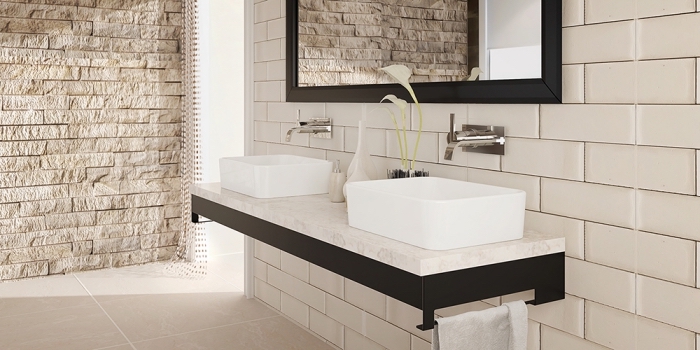 élégance et style dans l'intérieur en couleurs beige, salle de bain en pierre et carrelage beige avec finitions noir mate