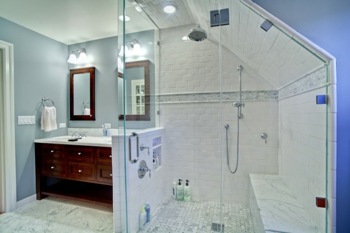 idee salle de bain petite surface, décoration en blanc et bleu, meuble sous vasque et miroir en bois
