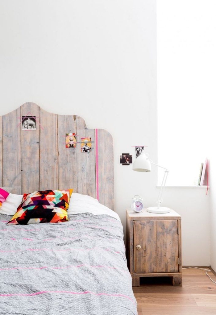 comment faire une tete de lit de joli design aux courbes, chambre à coucher d'ambiance nordique naturelles avec des touches de couleurs 