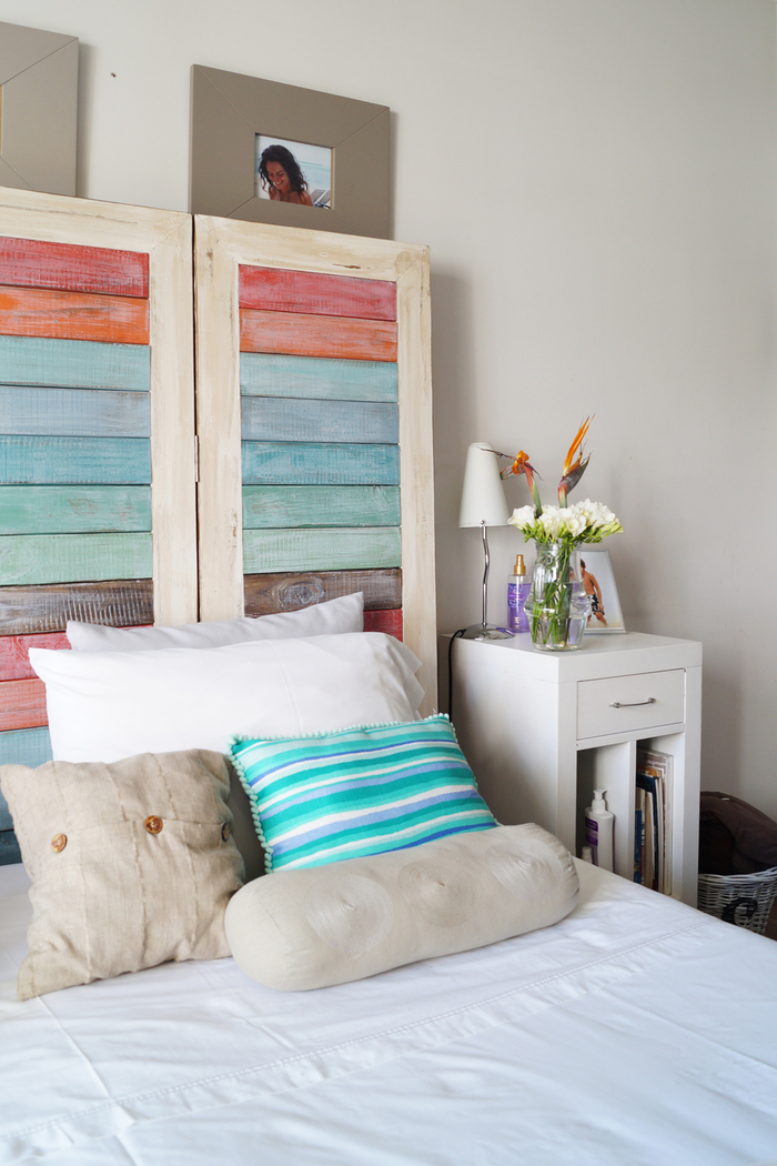 faire une tete de lit en planches de bois colorées pour donner 