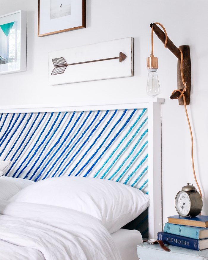déco chambre à coucher de style marine avec une une tête de lit bi-matière en bois et corde coloré, fabriquer une tête de lit en bois original 