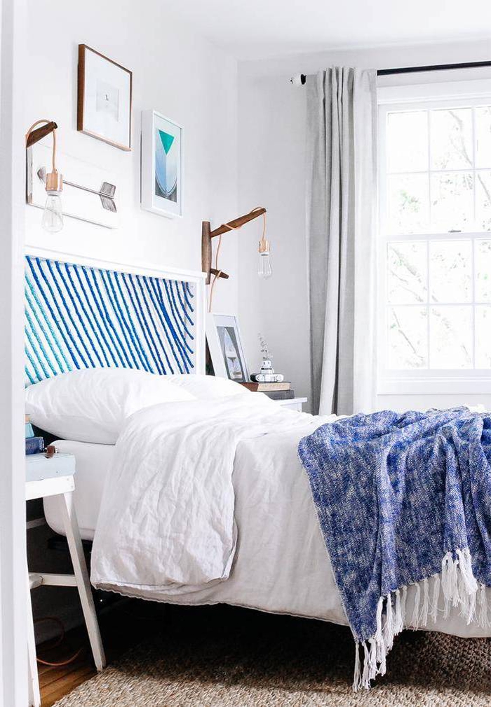 déco chambre à coucher de style marine avec une une tête de lit bi-matière en bois et corde coloré, fabriquer une tête de lit en bois original 