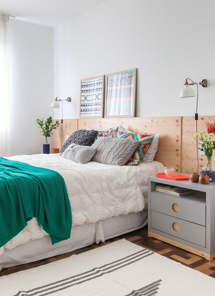 l'association de la déco bohème chic et la douceur des matières crée une ambiance sereine dans cette chambre à coucher avec une tete de lit bois naturel