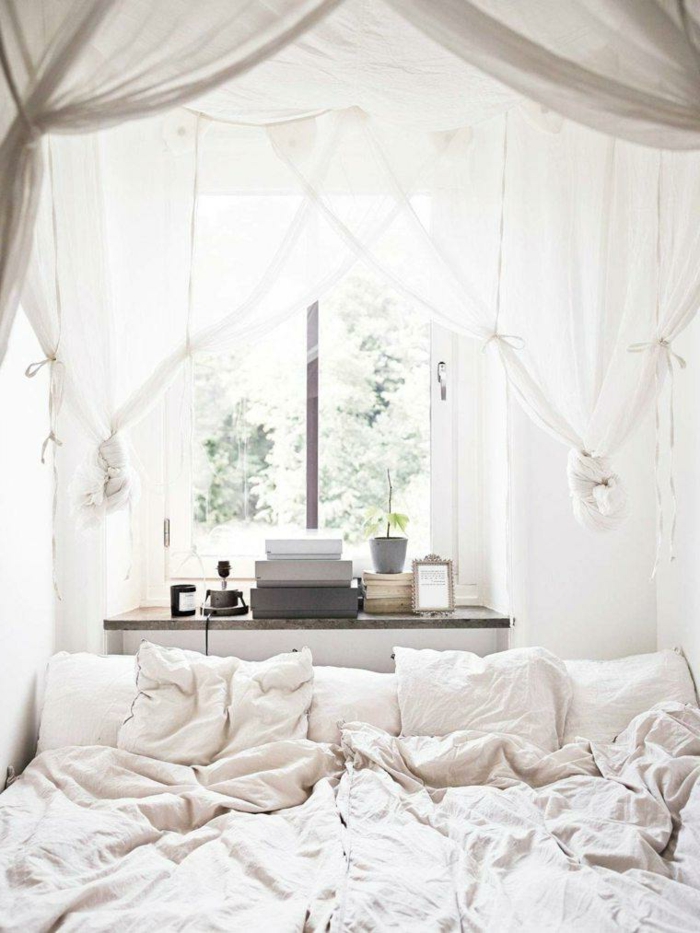 chambre en blanc, idée déco chambre cosy, idee deco cocooning, rideaux fins et transparents