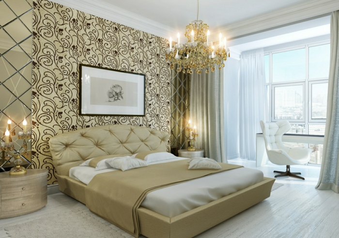 idée déco chambre adulten papier peint baroque, plafonnier pampilles, lit et tête de lit en couleur crème, bougeoir led