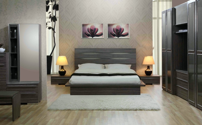 lit gris, petit tapis, armoire noire, deux tableaux peintures identiques, deux lampes de chevet