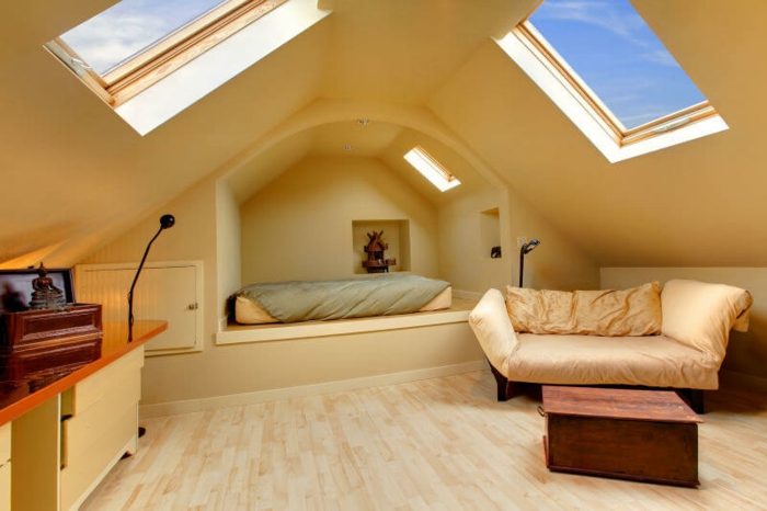 puits de lumière, alcôve pour le lit, intérieur en jaune, sofa jaune pâle, petite table en bois