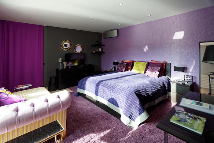 chambre adulte violet mauve, tapisserie couleur lavande, idée deco avec tapis rose