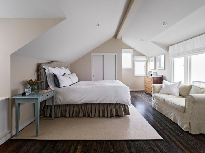 tapis beige, sol bois foncé, canapé beige clair, lit en style shabby, bureau peint bleu