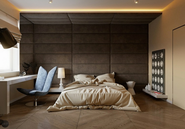 sol chevron, tapissement mural en tissu marron, décoration chambre à coucher marron et beige, bureau moderne et chaise bleue