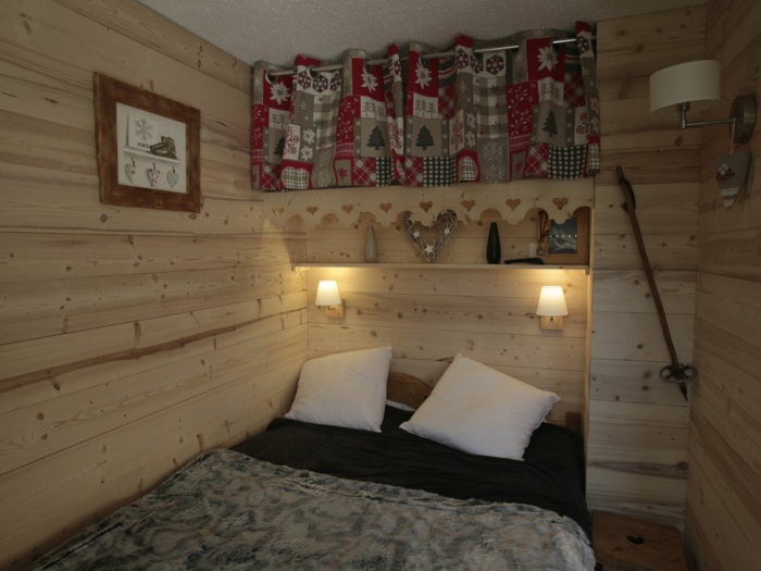 chambre à coucher style chalet, amenagement chambre chaleureux, deux appliques murales, intérieur cocooning