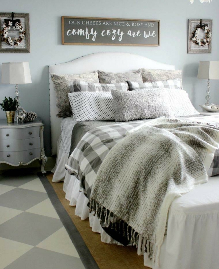 deco cocooning dans une chambre grise, chevet baroque, plusieurs coussins gris, sol en bois, carpette géométrique