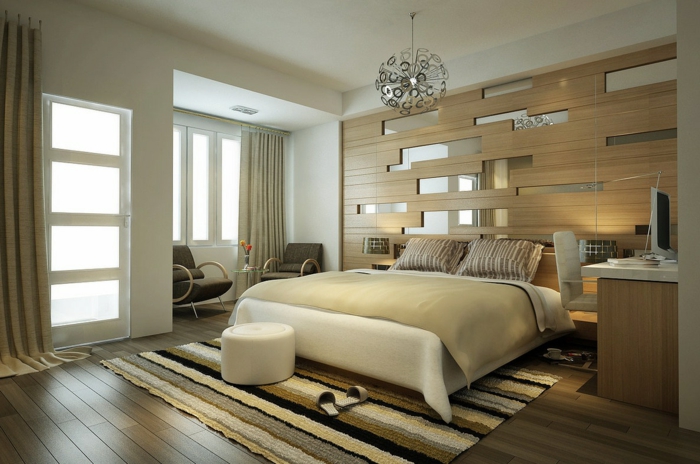 tapis raures dans une chambre à coucher moderne, sol en bois, revêtement mural planches de bois, lit couleur crème