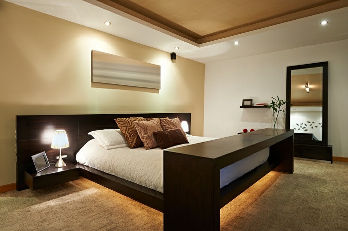 intérieur beige, déco chambre adulte bois et beige, tête de lit avec chevets