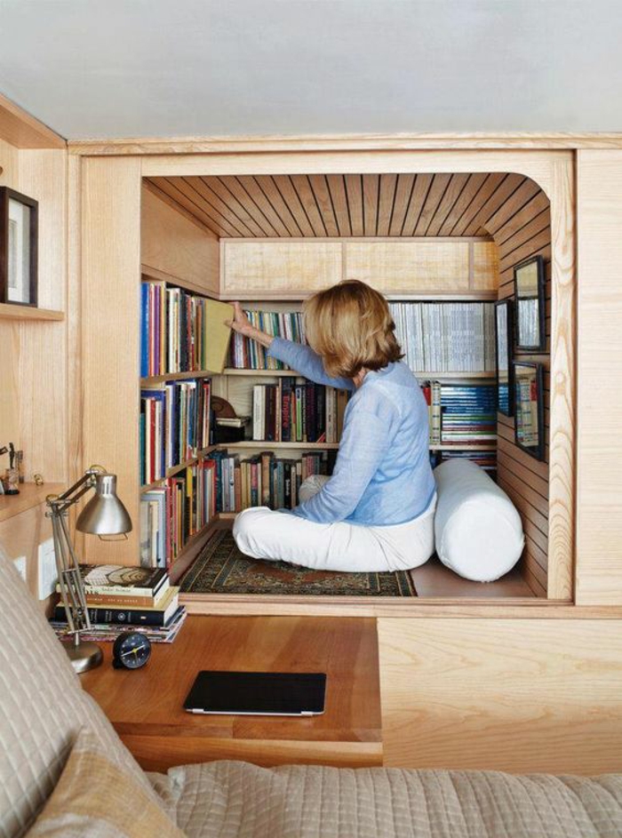 aménagement chambre 10m2, bibliothèque-niche en bois en forme carrée, coussin blanc en forme ronde, lit avec couverture en beige satiné