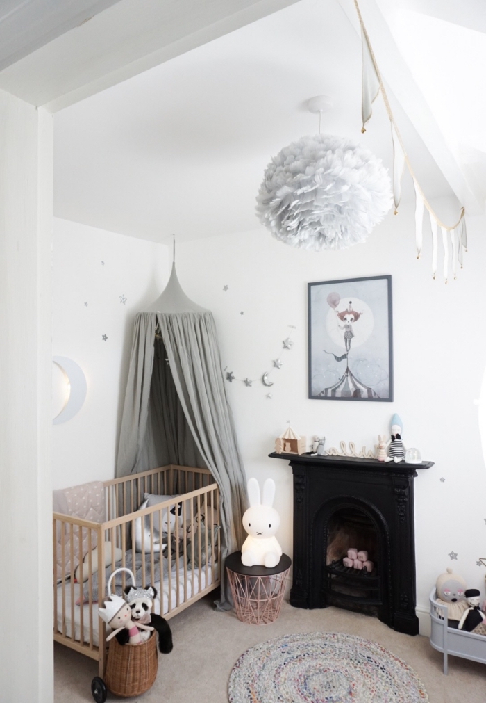 quelles couleurs choisir pour la deco chambre bebe unisexe, petite pièce claire aux murs blancs avec cheminée noire et accessoires de nuances neutres