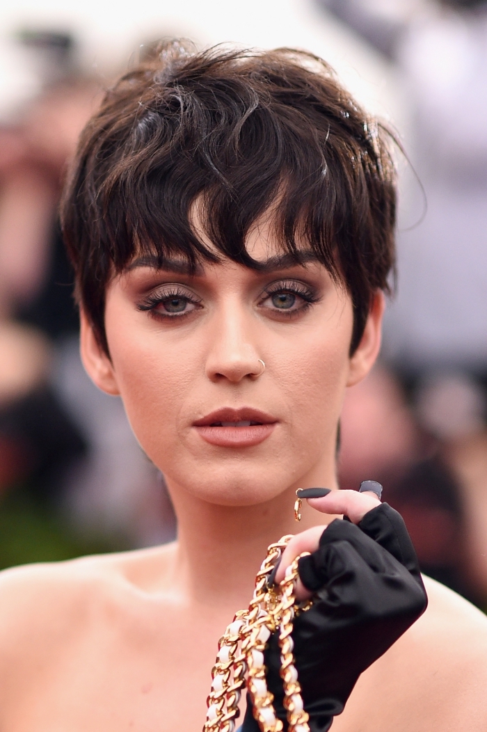 maquillage yeux foncés avec mascara noir à effet faux cils et rouge à lèvres marron matte, coupe courte de Katy Perry