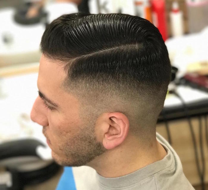 coiffure retro homme type pompadour, coupe retro tendance pour garcon avec dégradé