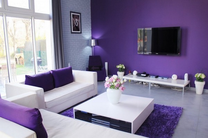 salon moderne violet, comment décorer un séjour, peinture murale violet foncé 