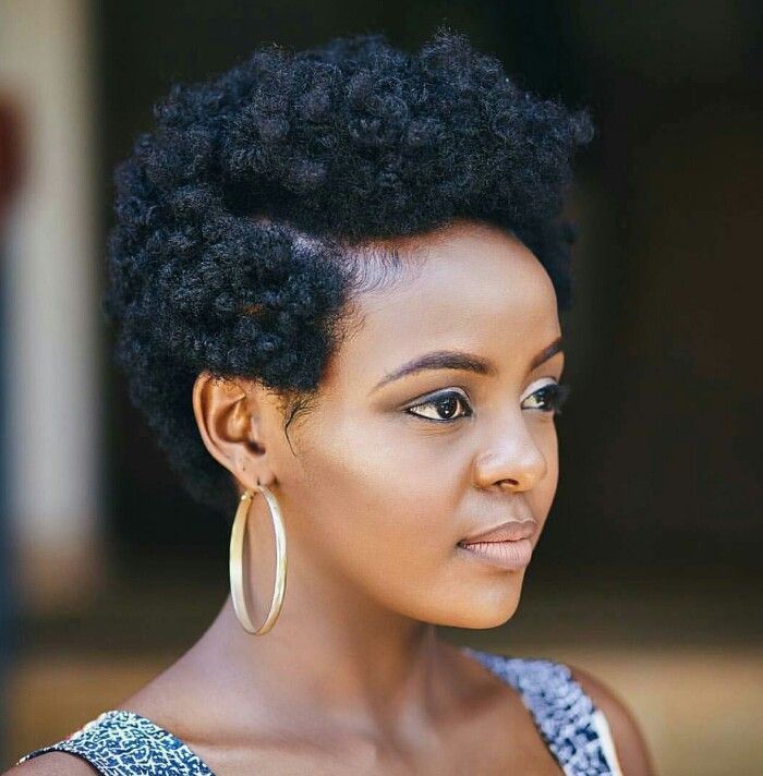 coupe courte femme noire afro en dégradé style rétro