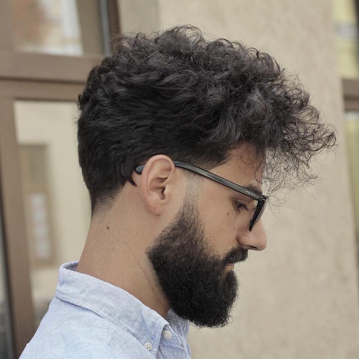 coiffure homme cheveux bouclés tendance plus court sur le coté avec barbe longue en dégradé