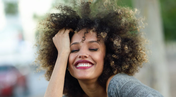 coiffure cheveux frisés afro femme metisse naturelle avec pointes blondes