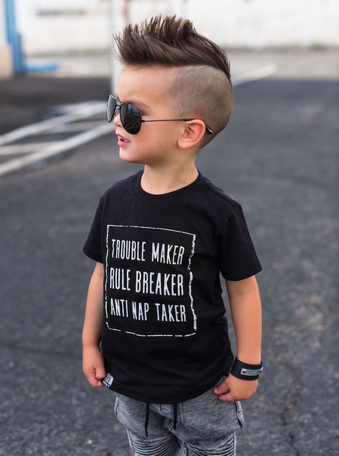 coupe garcon a la mode coiffure footballeur enfant 2 ans crete dessus cotés courts