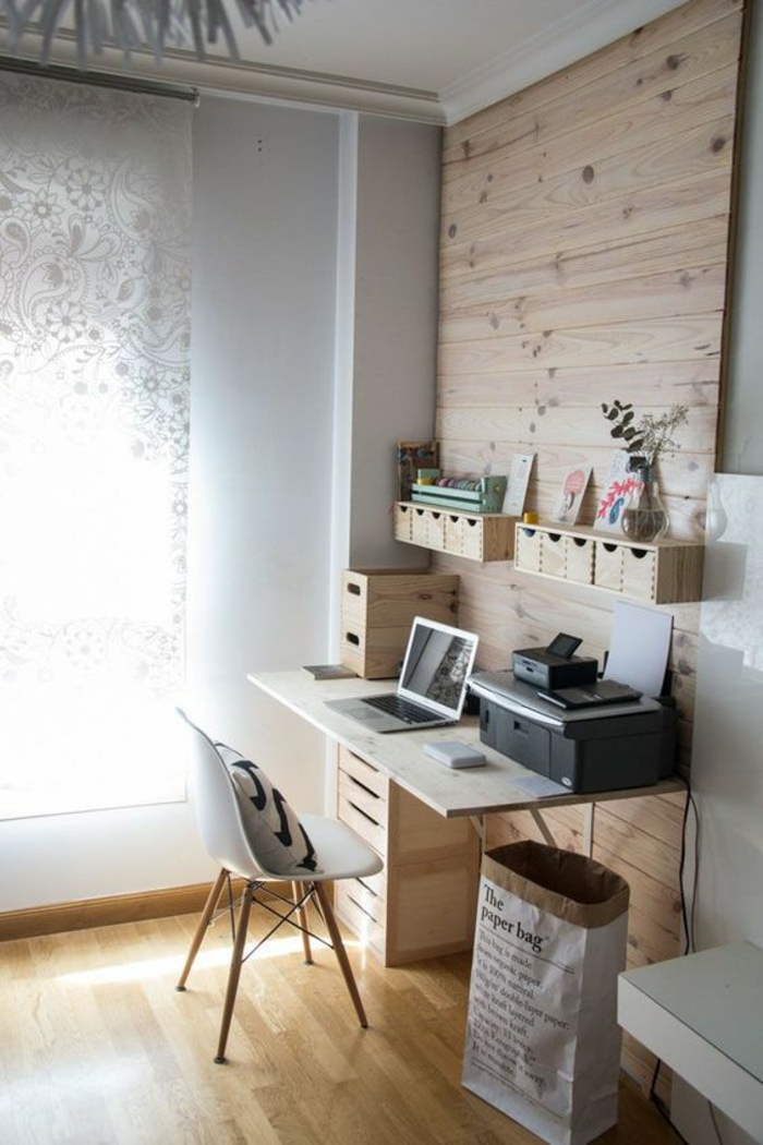 pour aménager chambre 9m2, parquet naturel clair plafond blanc, mur au-dessus du bureau en revêtement en bois clair, chaise en plastique blanche, pieds en bois