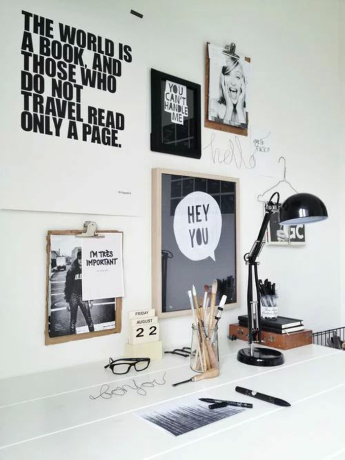 pièce en noir et blanc, chambre de 9m2, amenager studio 15m2, avec des messages sympa, luminaire pour le bureau en métal noir 