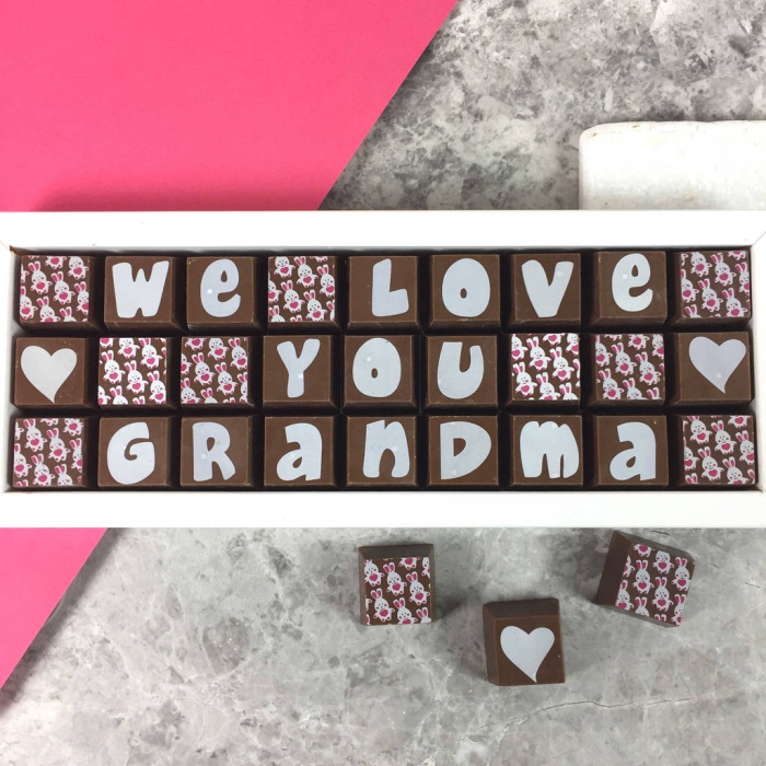 cadeau délicieux avec bonbons à décoration lapins et lettres de chocolat blanc pour la fete grand mere 2018