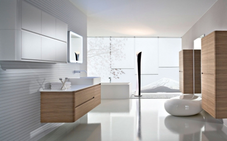 colonne salle de bain design minimaliste pièce blanche intérieur blanc et bois meubles sous vasque bois revetement mural blanc bois grande fenetre