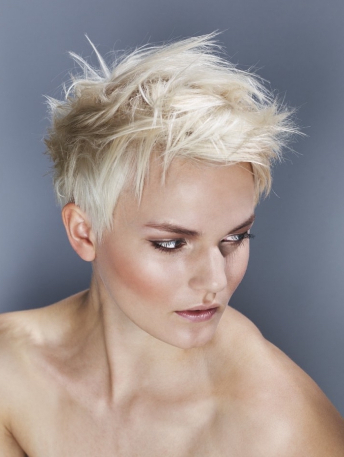 comment faire une coiffure femme avec gel pour cheveux courts, coloration blond platinum sur une coupe boyish