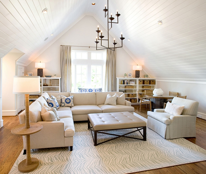 salle de séjour blanc et très élégant, canapé d'angle, fauteuil moderne, plafonnier noir, plafond en pente