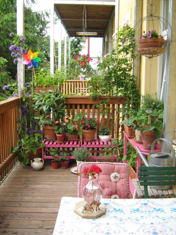 idée de décoration de terrasse exterieure maison fleurie, deco balcon champetre avec pots de fleurs
