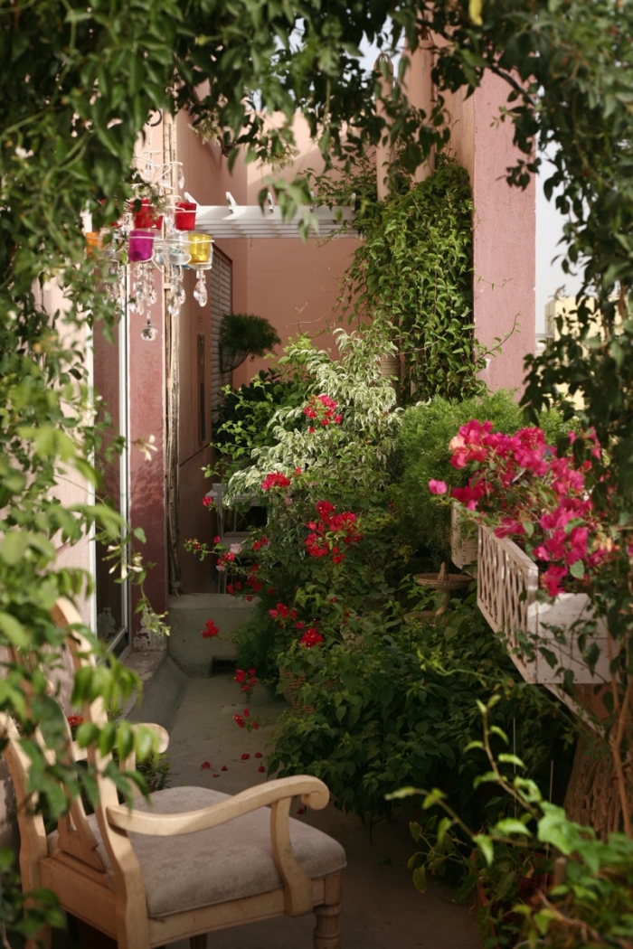 modele balcon fleuri, terrasse décorée avec plantes et fleurs, decorer balcon type provencal