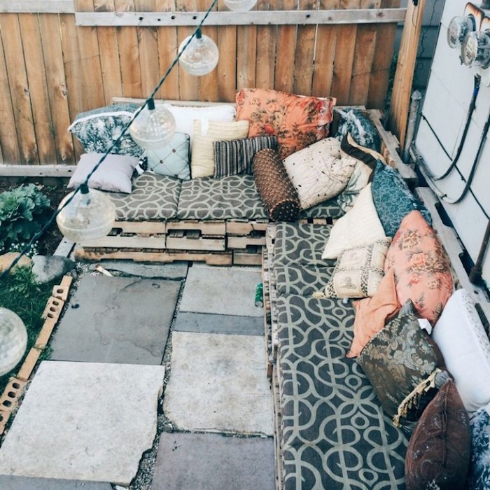 faire une banquette balcon avec palettes, meuble de terrasse diy, décorer jardin avec meubles de recup
