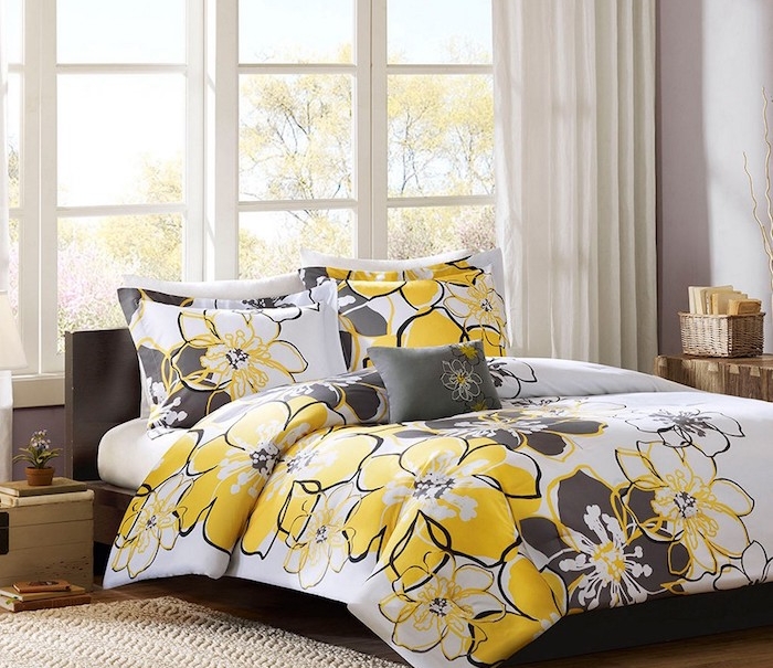 idée de chambre design aux murs taupe clair, rideaux blancs, linge de lit gris, blanc et jaune, tapis beige