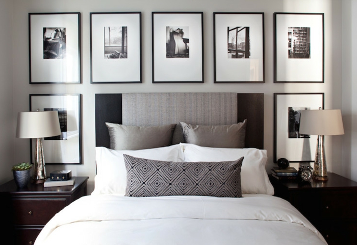 chambre à coucher en gamme monochrome, tableaux en noir et blanc, deux lampes abat-jour, chevets en bois foncé