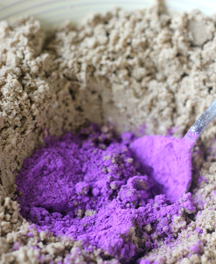 recette simple pour faire de la pate a modeler sable de lune coloré pour en créer des formes variées avec les enfants