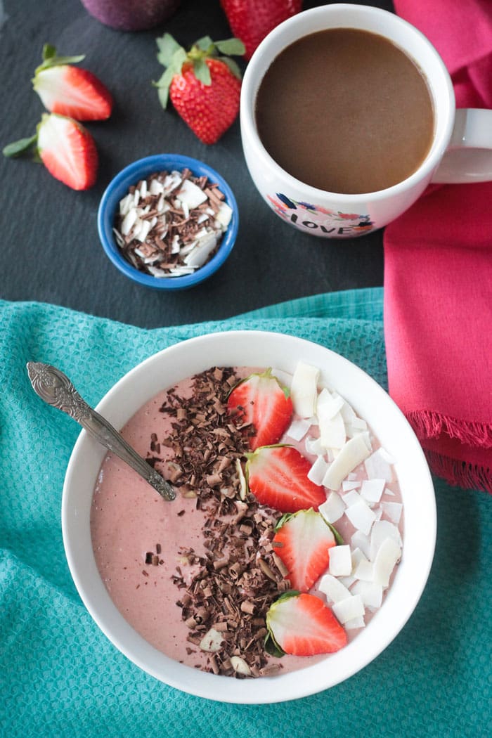 smoothie bowl recette délicieuse mais saine qui combine nos saveurs favorites chocolat et fraise