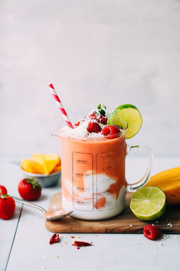 recette smoothie blender à base de mangue et fruits rouges pour une boisson délicieuse et onctueuse 