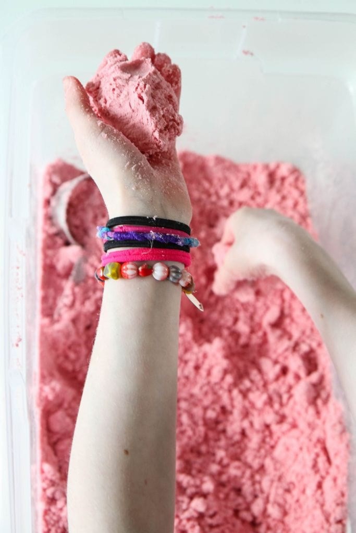 recette de sable cinétique coloré facile à façonner qui se conserve longtemps pour des futures activités sensorielles