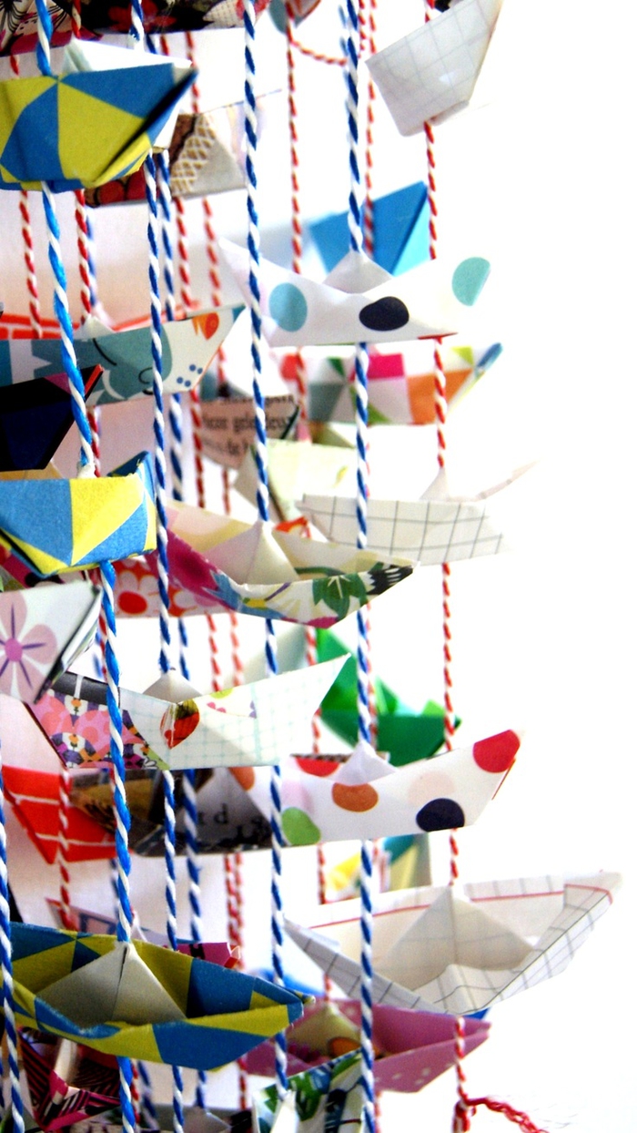 jolie guirlande de bateaux en papier et de ficelle colorée pour la décoration de vos fêtes thématiques, déco origami pour la décoration des fêtes ou de la chambre d'enfant