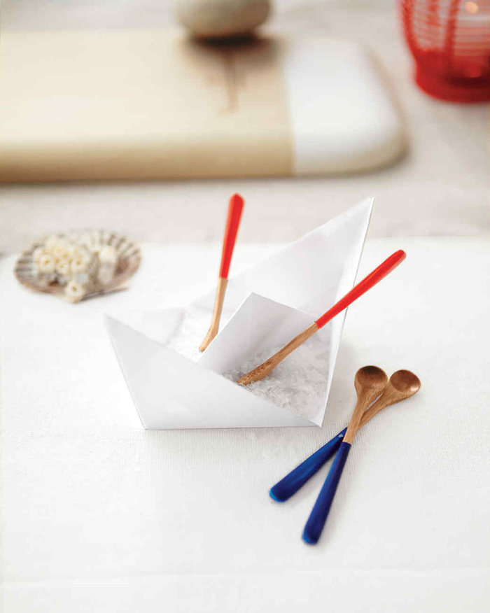 idée pour un usage pratique de bateau origami, un bol en forme de bateau pour servir des contenants variés 