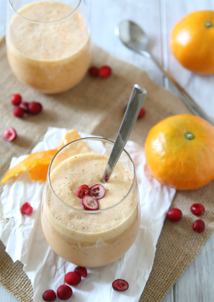 бананово малиновый смузи. рецепты фруктовых смузи с молоком. фруктовый смузи с бананом и киви. смузи киви банан. банановый молочный коктейль.