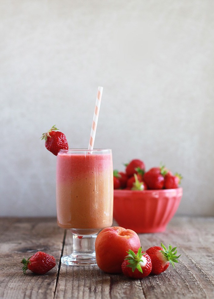 recette de smootie vitaminée à la fraise, pêche et banane surgelé, comment faire des smoothies parfaits pour l'été