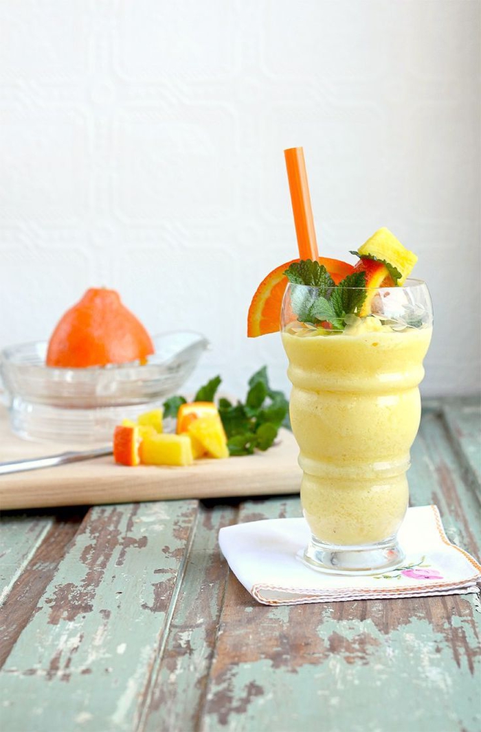 smoothie recette rafraîchissante à l'ananas, orange et à la ricotta, idée pour un petit déjeuner au goût troipical