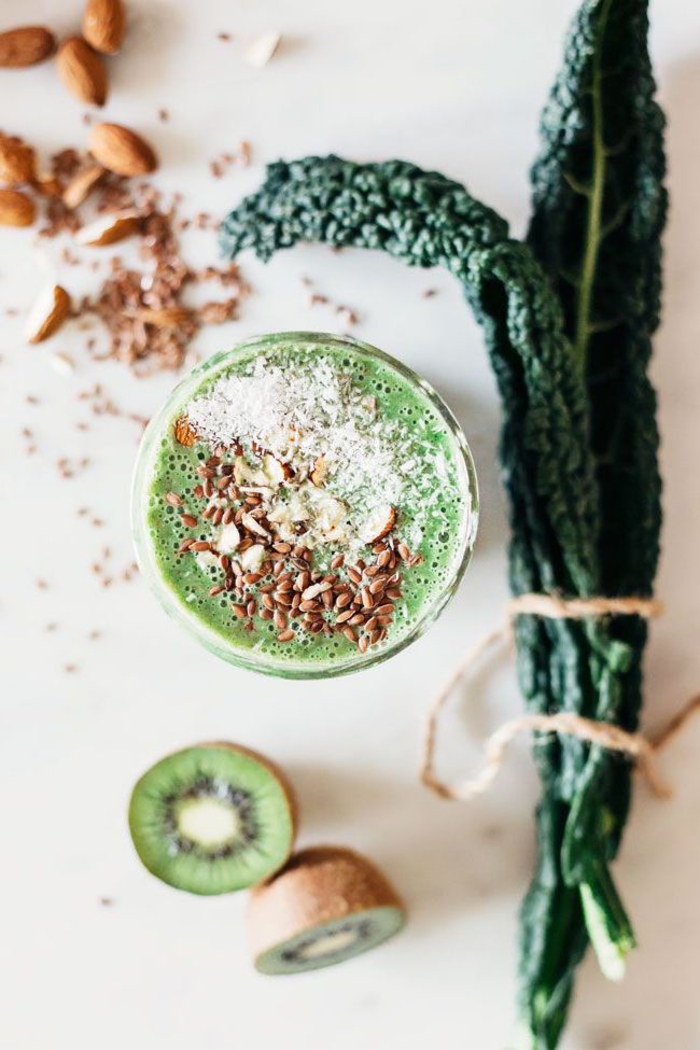 recette smothie vert pour lutter contre l'insomnie, smoothie au chou kale, kiwi et lait d'amande