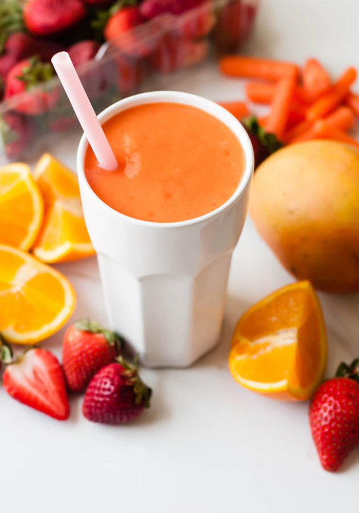 recette smoothie vitaminé à la carotte, fruits tropicaux et fraises, à base d'eau de coco